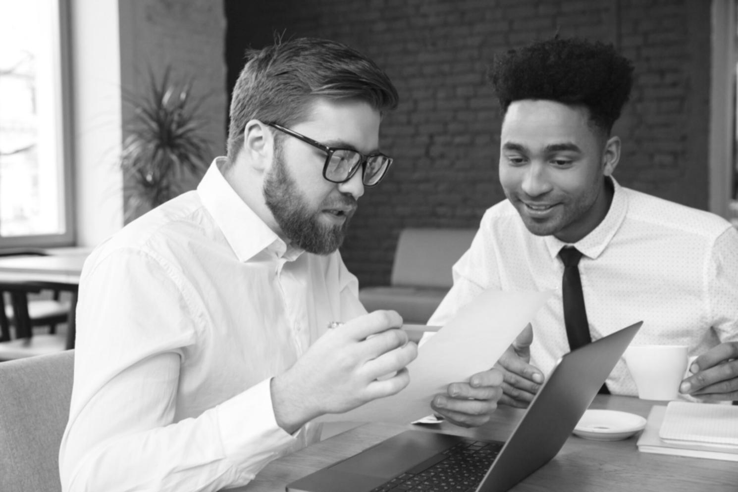 Moderne Monitoring-Arbeitsumgebung mit mehreren Bildschirmen